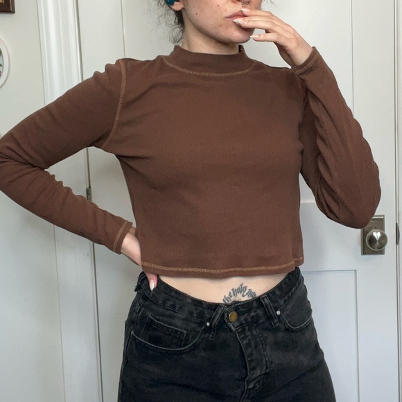 AE Long Sleeve Mock Neck w/ Ribbing detail - Picture 4 of 9